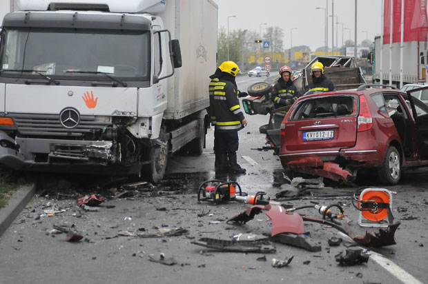 СТРАВИЧАН УДЕС КОД КРАЉЕВА: Претицањем право у смрт (ФОТО)