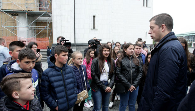 Ђурић дочекао децу са КиМ, обишли Храм на Врачару