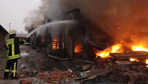 ВЕЛИКИ ПОЖАР НА ПИЈАЦИ КОД ГРАДАЧЦА: Ватрогасци сатима гасили ватру, хиљаду људи остаје без посла (ФОТО+ВИДЕО)