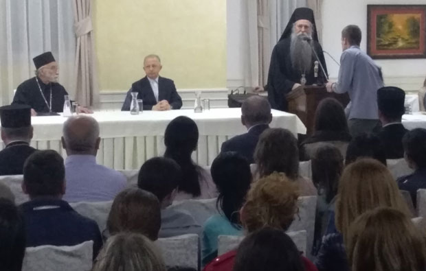 Патријарх Павле рукама небо држао