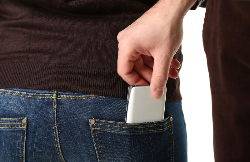 Кривична пријава због сумње да је малолетнику отео мобилни телефон