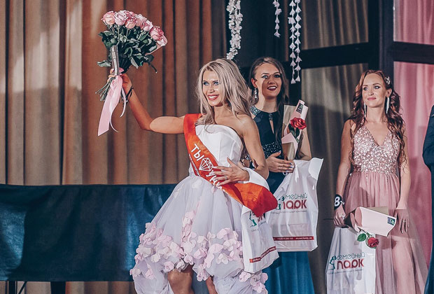 У ЦРКВУ МОЖЕ ДА СЕ ВРАТИ, АКО МУ СЕ ЖЕНА ПОКАЈЕ: Свештеник кажњен због учешћа супруге на избору за мис (ФОТО)