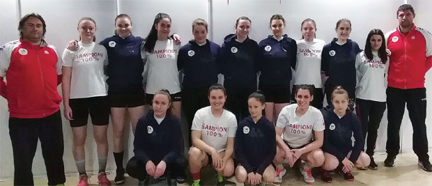 Рукометашице рукометног клуба Словен уз тренера