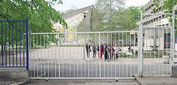 СКРАЋЕНА НАСТАВА У ОШ РАТКО МИТРОВИЋ: Штрајкачи не одустају, родитељи уз наставнике