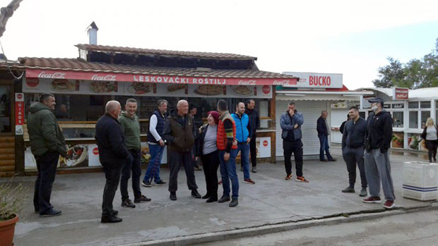 Ђускаће све до октобра?
