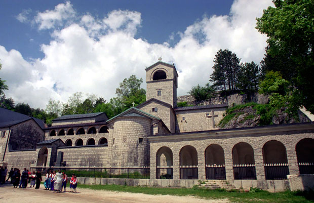 ГРУПА РАСКОЛНИКА МИРАША ДЕДЕИЋА НЕ ПРЕСТАЈЕ СА ХАЈКОМ НА ПОСЕД МИТРОПОЛИЈЕ: СПЦ има тапије за имовину