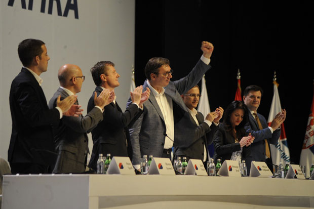 Вучић: Пред Србијом је пуно посла; Ако идемо на изборе, има да победимо убедљивије него икад; Митинг не почиње док сви не стигну