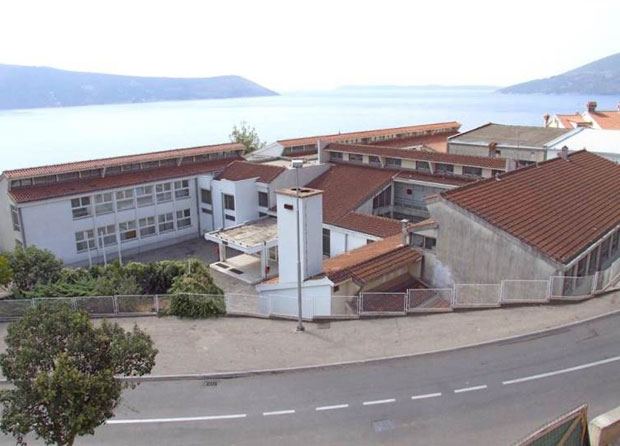 РОДИТЕЉИ УЗНЕМИРЕНИ: Сумњиво лице пресреће децу и скида се