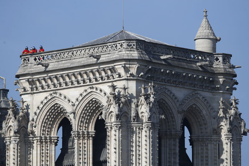 ЗГАРИШТЕ У ПАРИЗУ: Први снимци Нотр Дама из ваздуха (ВИДЕО)