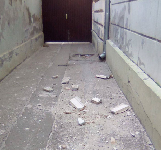 ПОНОВО ОТПАДА ФАСАДА СА ШКОЛЕ У ВРШЦУ: Ветар руши орнаменте (ФОТО)