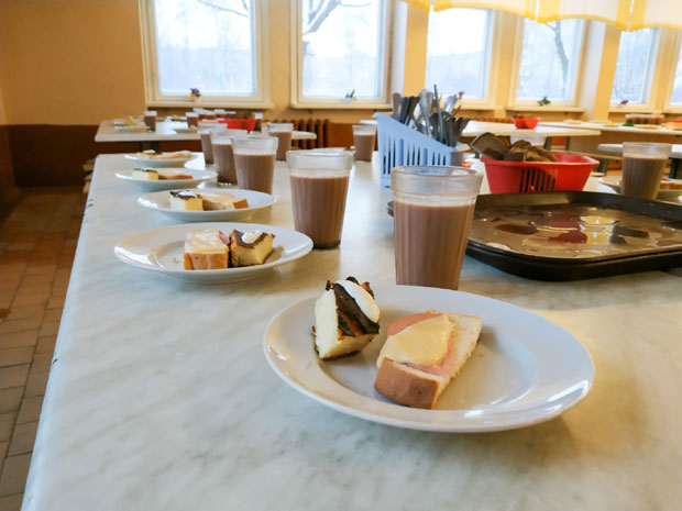 ПЛАНИРАЛИ ДАНИМА ХАОС: Туча храном у средњој школи прерасла у општи неред (ВИДЕО)