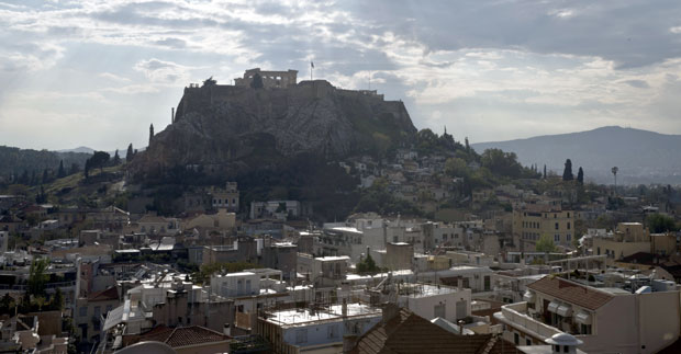 Муња ударила у Акропољ, четворо повређених