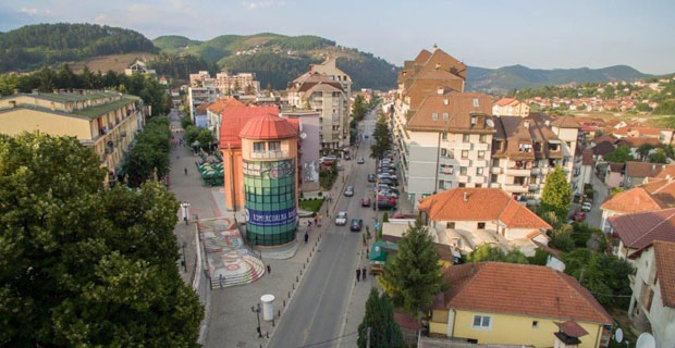 Милиони вајно стижу, али народ одлази