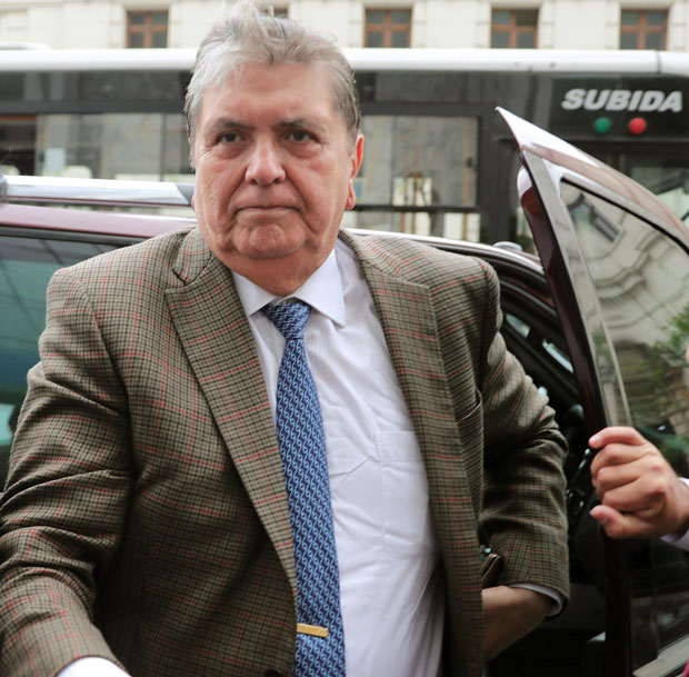 ШОК У ПЕРУУ: Бивши председник извршио самоубиство! Полиција дошла да га ухапси, а он пуцао себи у врат! (ВИДЕО)