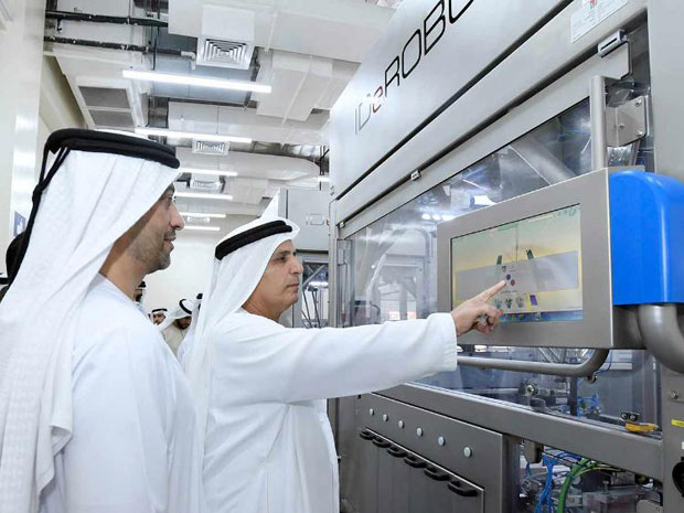 Отворена фабрика у којој роботи производе регистарске таблице 
