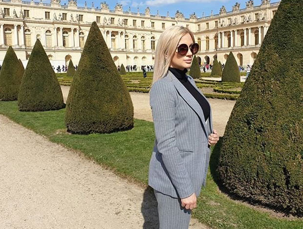 Ана Кокић са ћеркицама ужива у Паризу