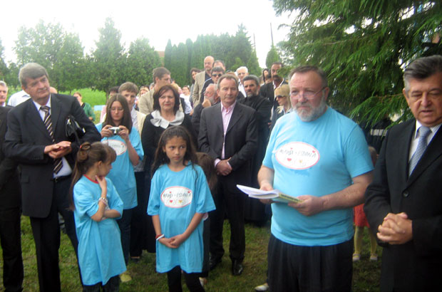 ЕМИНИНА „ОДА“ ДУШАНУ: „Би-би-си“ стиже у дечју амбасаду Међаше код Бијељине