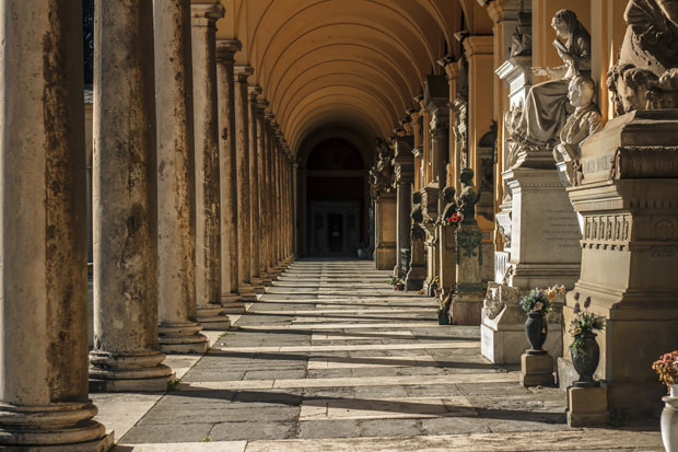 У Италији ухапшен каменорезац због скривања дроге на гробљу