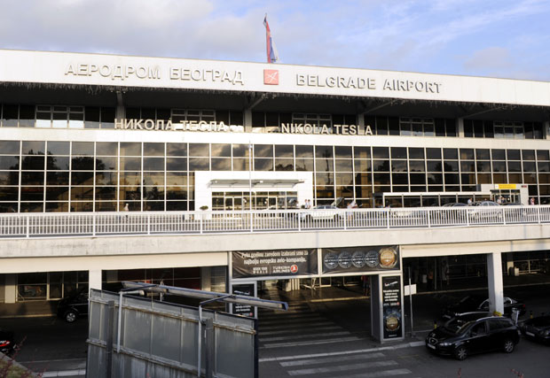 Сумњива торба нађена на паркингу београдског аеродрома, провером утврђено да није било опасности