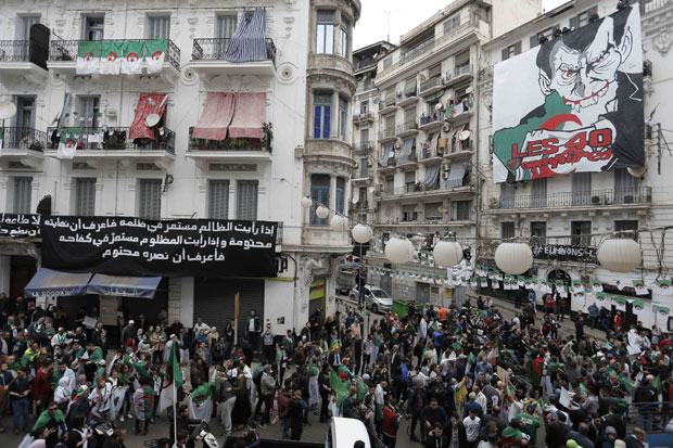 ПРОТЕСТИ У АЛЖИРУ: Стотине хиљада на улицама, страдао један младић