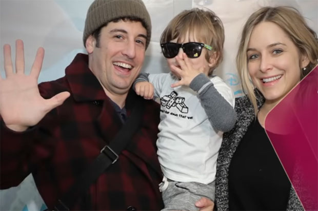 Глумици син испао из руку, напукла му лобања