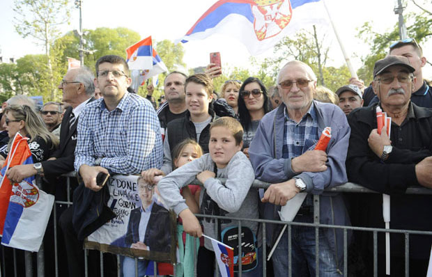 ГРАЂАНИ: ПОДРШКА ВУЧИЋУ ЈЕ СНАГА СРБИЈЕ; Обраћање председника пратили на улицама, парковима, кафеима