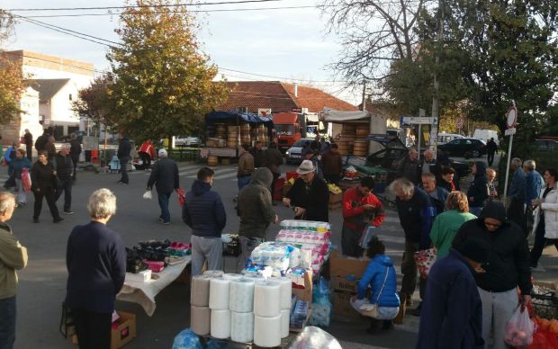 Сурчин: Нелегална пијаца код школе