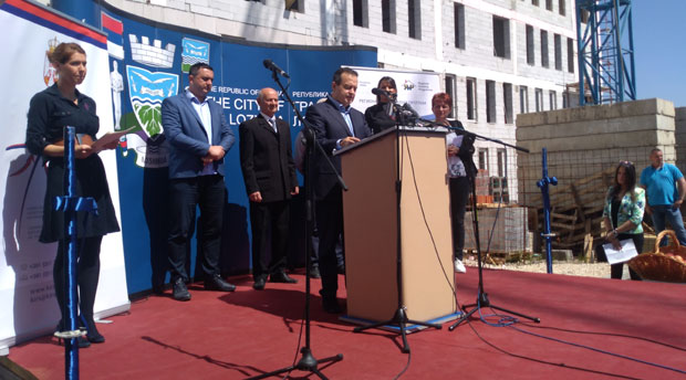 Ивица Дачић на уручењу кључева за избегле у Лозници