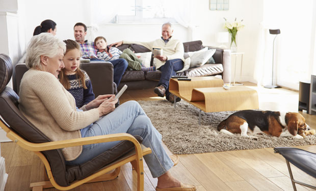 СРБИ СЕ ТЕШКО ОДРИЧУ ТОПЛИНЕ ПОРОДИЧНОГ ГНЕЗДА: Због комфора и мањка пара код маме све до 30. 