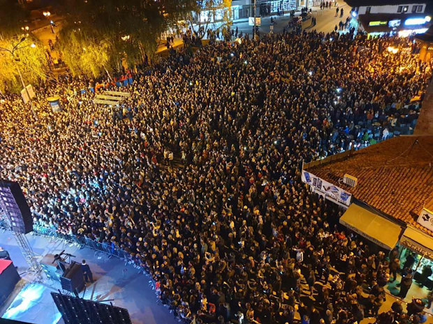 Дугме распевало и расплакало Пазарце