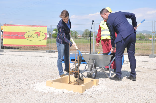 Брнабић положила камен темељац за станове намењене безбедњацима у Краљеву