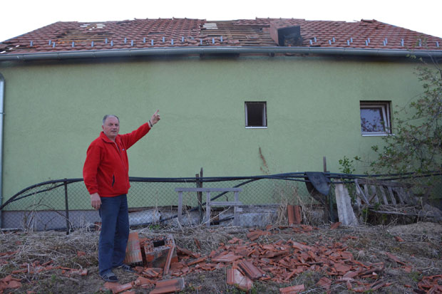 ИНЦИДЕНТ У КРУШЕВЦУ: Ударио домаћина, па му демолирао кров (ФОТО)