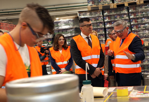 Министар Ђорђевић у пивари Хајнекен