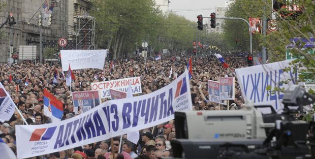 Вучићу већа подршка после митинга у Београду