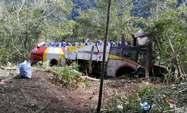 СТРАШАН УДЕС: Аутобус се сурвао низ литицу, десетине мртвих