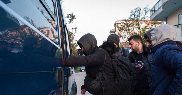 Мигранти покушали преко Ламанша у Велику Британију, приведено 36