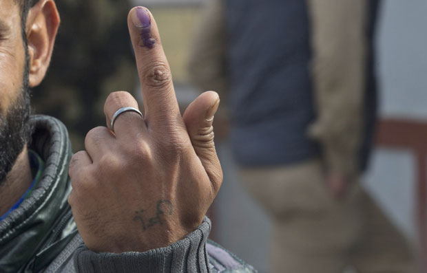 Одсекао себи прст јер је гласао за погрешну странку (ВИДЕО)