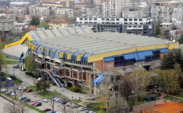 СКАНДАЛ ПРЕД ОДЛУЧУЈУЋИ МЕЧ ФИНАЛНЕ СЕРИЈЕ: Гости дочекани  уз увреде и звиждуке, Кол лоптом гађао камермана