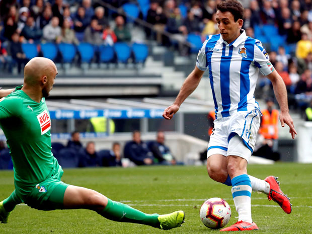 ВЕЛИКО ПРИЗНАЊЕ ЗА СРПСКОГ ГОЛМАНА: Дмитровић у тиму кола Примере