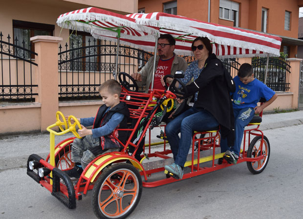 АТРАКЦИЈА У ЈАГОДИНИ: Бицикл за осморо (ФОТО)