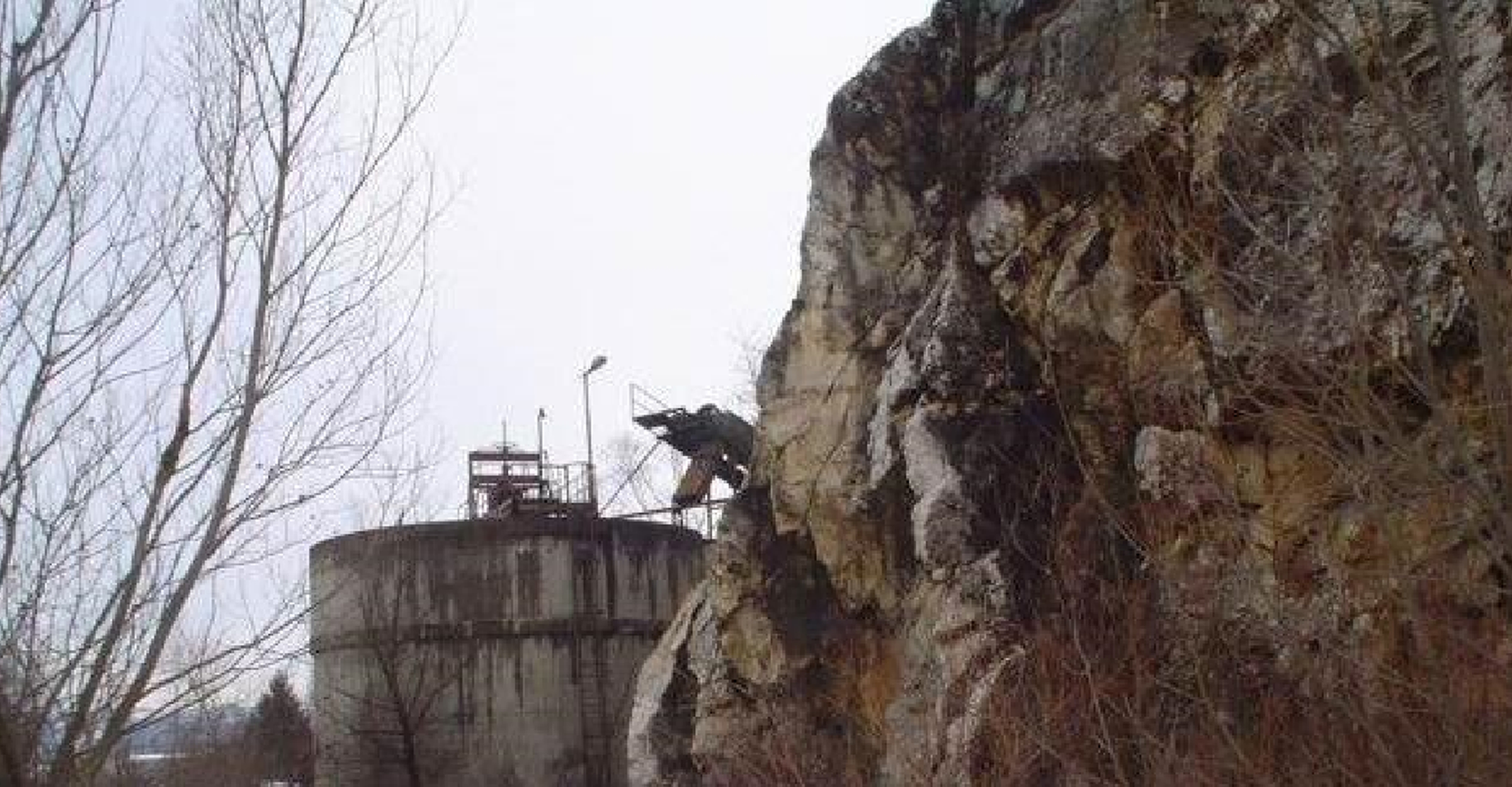 СЛУЧАЈ КОЈИ ЈЕ ПОТРЕСАО ДОБОЈ: Родитељи за смрт сина криве школу!