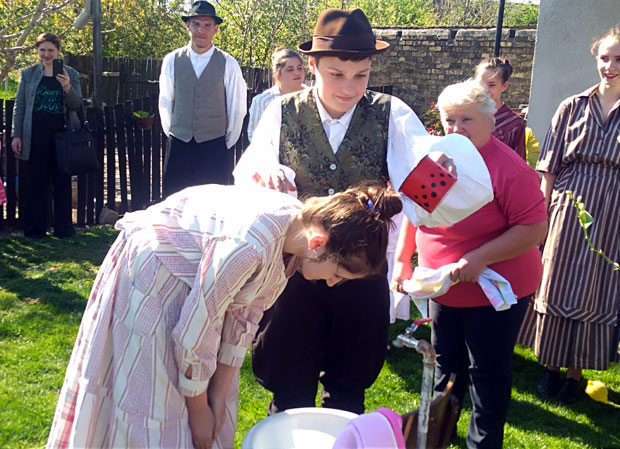 Бежте цурице, ево стижу поливачи!