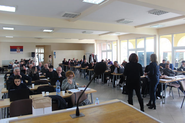 ЗБОГ РЕНОВИРАЊА САЛЕ ЛОКАЛНОГ ПАРЛАМЕНТА: Скупштина града Чачка заседала у селу