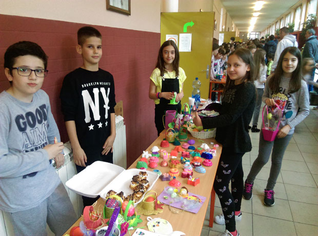 УСКРШЊА ИЗЛОЖБА У ОШ „ЧЕТВРТИ КРАЉЕВАЧКИ БАТАЉОН“: Јаја украшена маштом