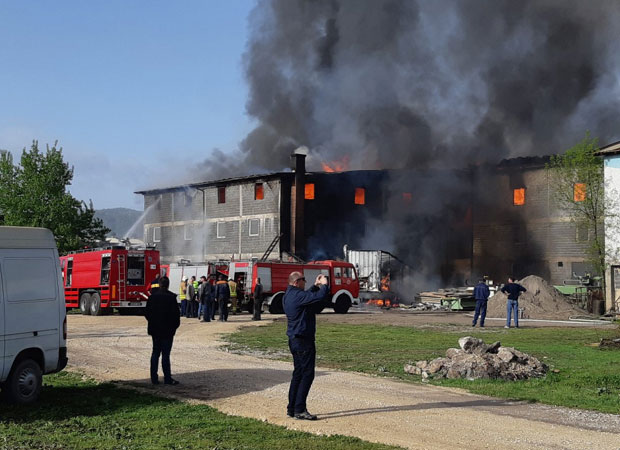 ПОЖАР У ИЛИЈАШУ: Изгорело складиште компаније за намештај