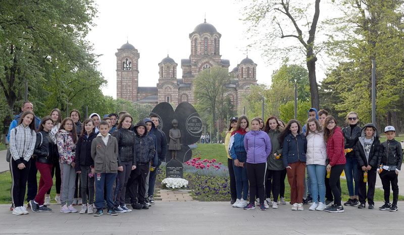 МАЛИШАНИ СА КиМ, ИЗ СКОПЉА И БАЊАЛУКЕ У БЕОГРАДУ: Деца положила венце за страдале