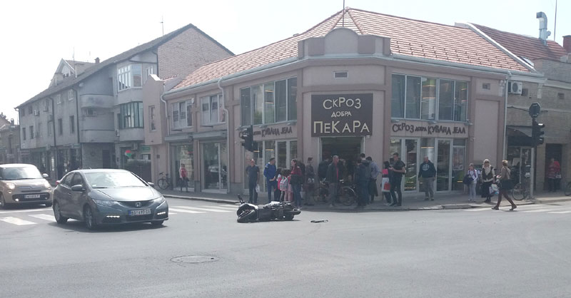 УДЕС У ЦЕНТРУ ШАПЦА: Оборио мотоциклисту и продужио даље 