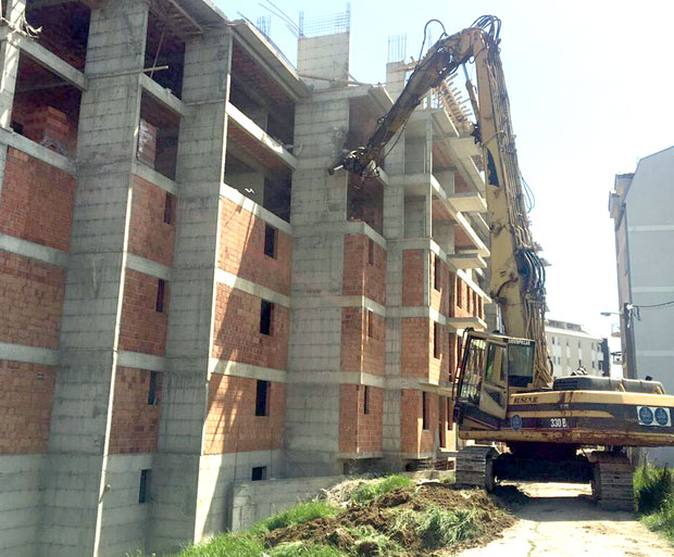 Руше плазма зграду у насељу Велики Мокри Луг