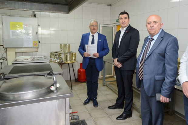 ОПРЕМА ЗА 11 НАРОДНИХ КУХИЊА: Велика донација “Кока Коле” поводом 50 година рада у Србији