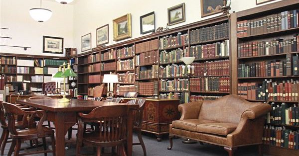 Пронађена 400 година стара украдена Библија